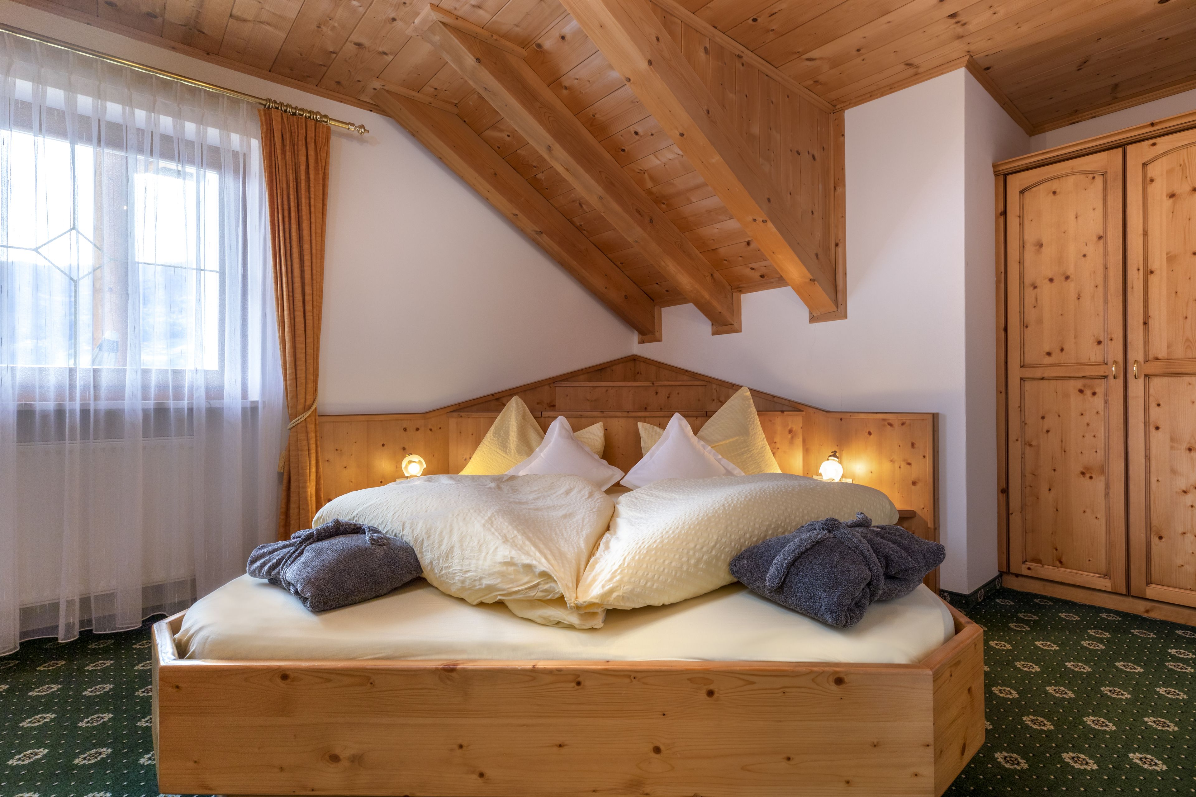 apartment gletscherblick | hypo-allergenic bedding, in-room safe, desk, blackout curtains