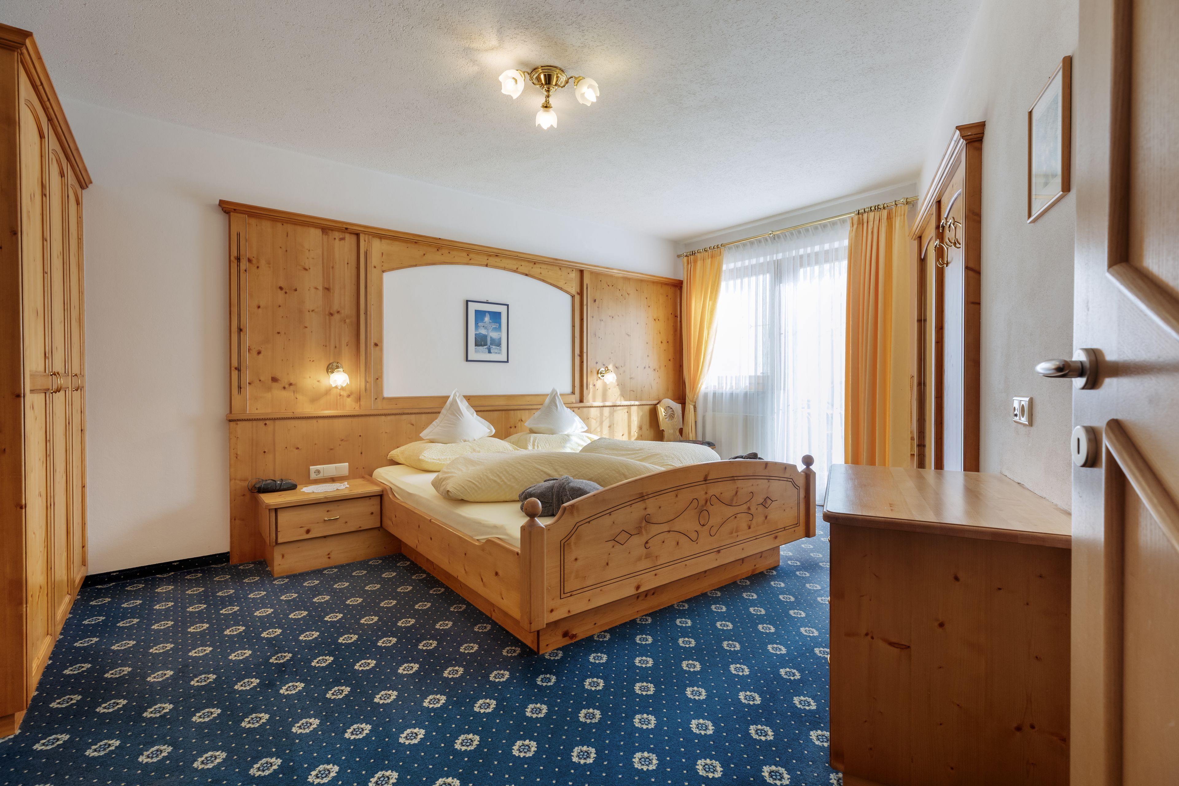 apartment jaufenblick | hypo-allergenic bedding, in-room safe, desk, blackout curtains