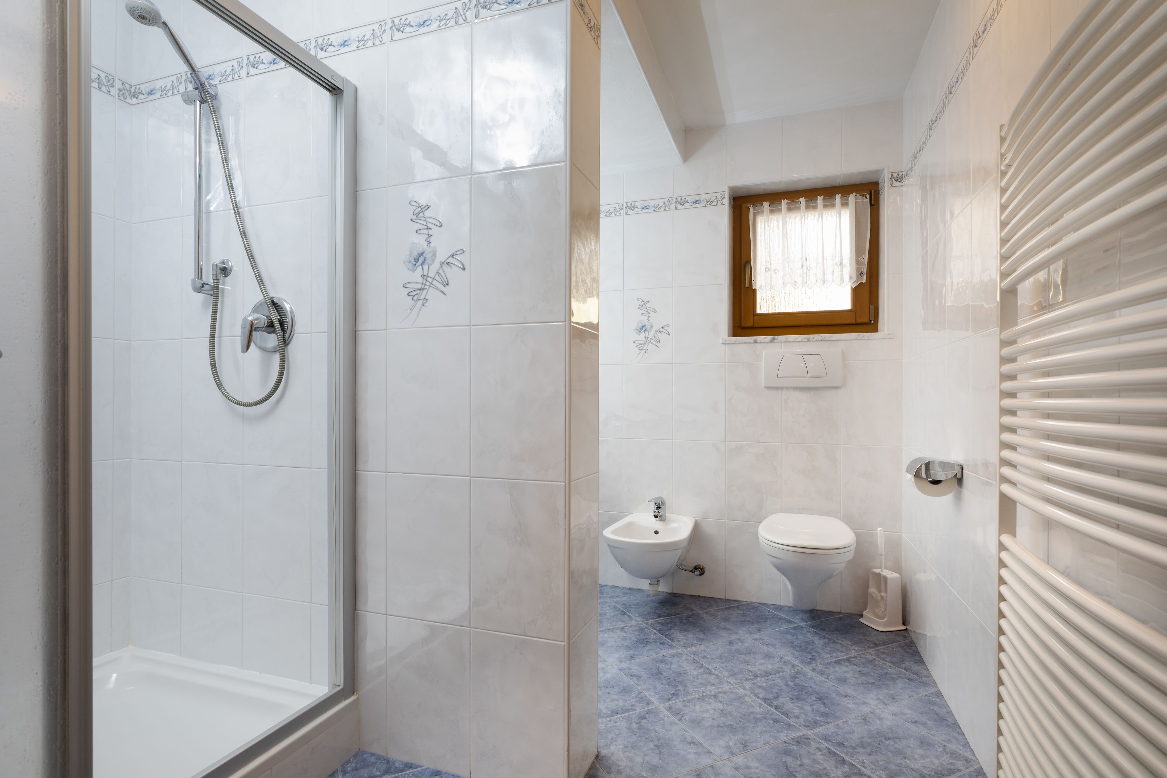 apartment kolbenblick | bathroom | free toiletries, hair dryer, bathrobes, towels