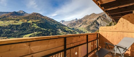 Comfort tweepersoonskamer, 1 tweepersoonsbed, balkon, uitzicht op vallei | Hypoallergeen beddengoed, een kluis op de kamer, een bureau