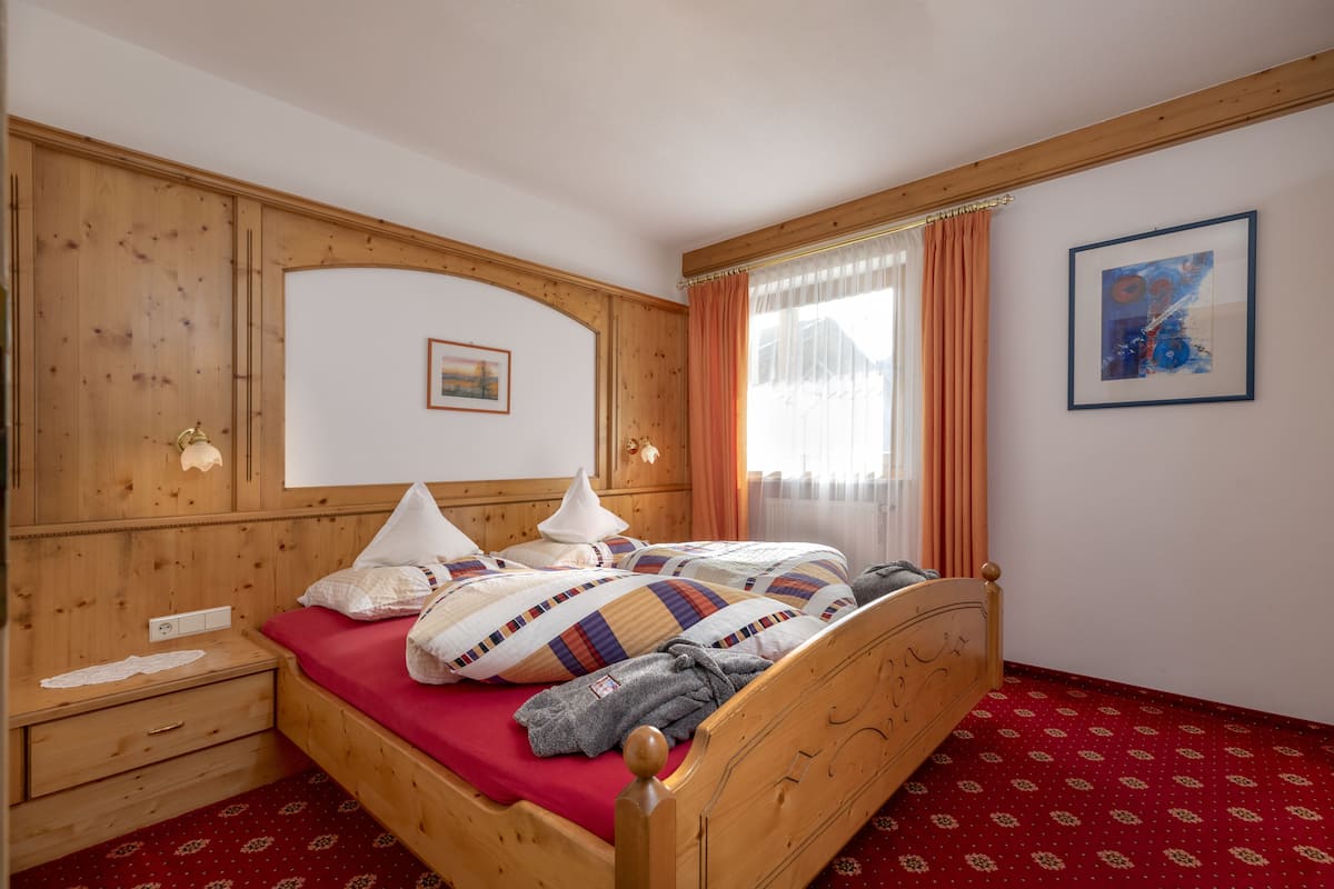 Hypo-allergenic bedding, in-room safe, desk, blackout curtains