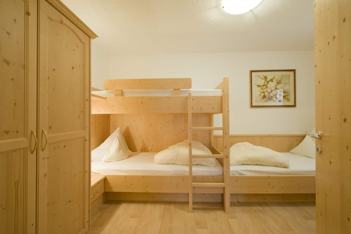 Hypo-allergenic bedding, in-room safe, desk, blackout curtains