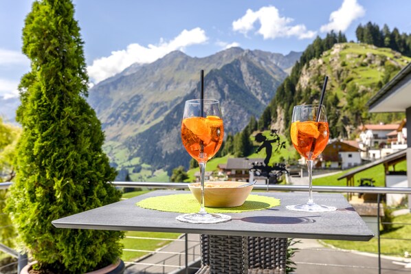 Petit déjeuner et dîner servis sur place, restauration en plein air