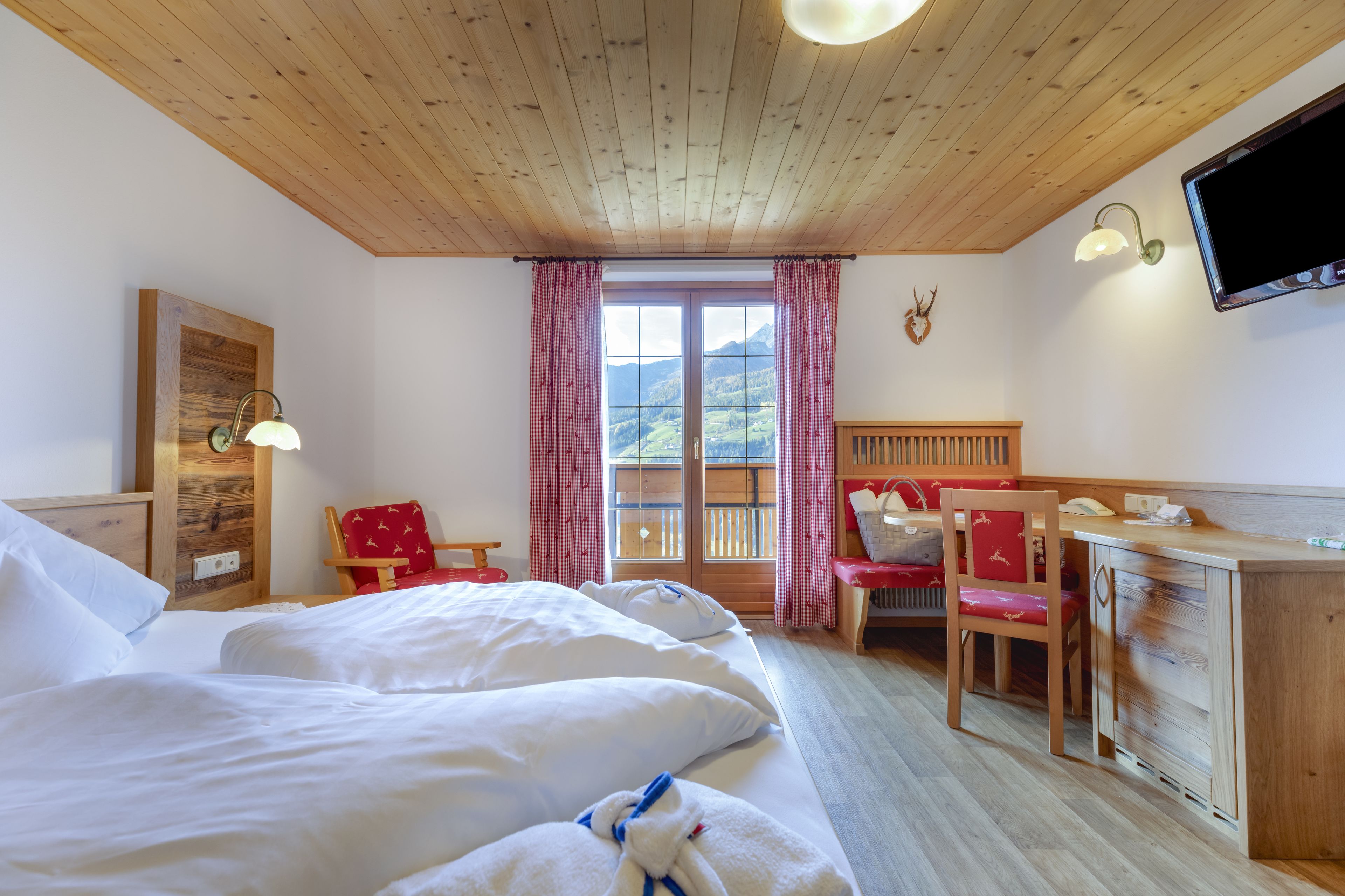 Comfort Double Room, 1 Double Bed, Balcony, Valley View | Hypo-allergenic bedding, in-room safe, desk, blackout drapes