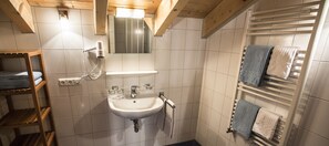 Lägenhet - 2 sovrum - utsikt mot bergen (4 Persons) | Badrum | Dusch, hårtork och handdukar