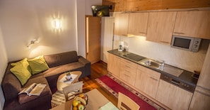Apartment, 2 Bedrooms, Mountain View (4 Persons) | Living area