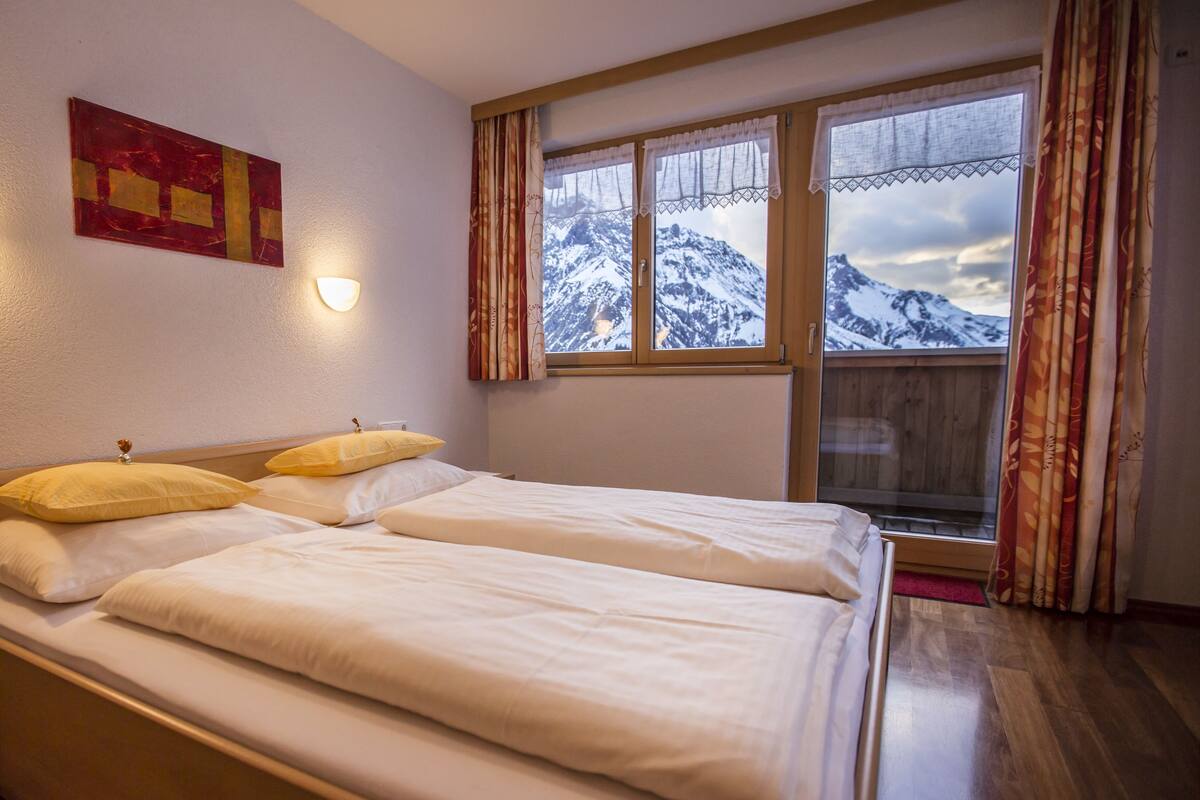 Panoramic Apartment, 3 Bedrooms, Mountain View, Mountainside | In-room safe, desk, soundproofing, cribs (free)