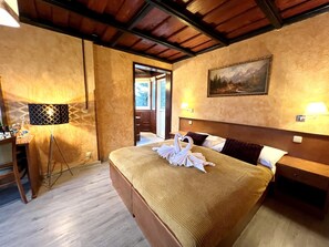 高級雙人房, 陽台 (No:122) | 迷你吧、客房內保險箱、筆電工作空間、隔音