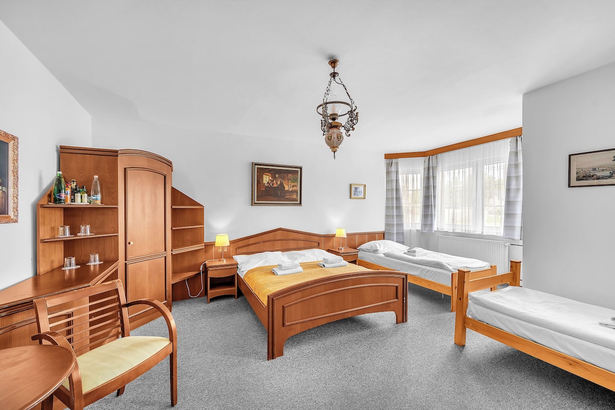 Familien-Vierbettzimmer (No:100) | Minibar, Zimmersafe, laptopgeeigneter Arbeitsplatz