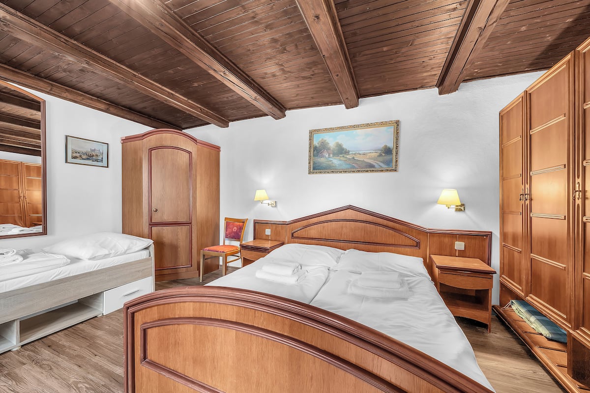 Superior-Dreibettzimmer, 1 Schlafzimmer, Gartenblick (No:114) | Minibar, Zimmersafe, laptopgeeigneter Arbeitsplatz