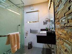 Executive Suite | Bathroom | Shower, free toiletries, towels - Iris Hotel (Abuja)