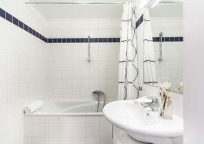 City Apartment, 1 Bedroom, Non Smoking, City View | Bathroom