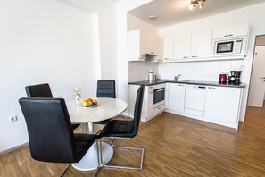 Appartamento City, 1 camera da letto, non fumatori, vista città | Cucina privata | Frigorifero, microonde, forno, piano cottura