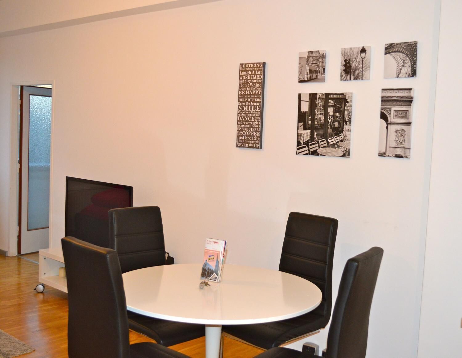 Une salle de conférence équipée d’une table ronde, de quatre chaises et d’un tableau blanc où sont inscrites des citations inspirantes.