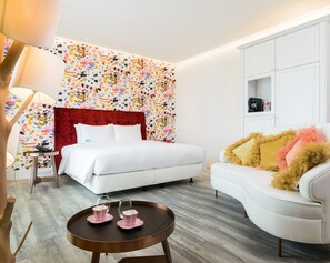 Habitación | Minibar con artículos gratuitos, caja fuerte, cortinas opacas