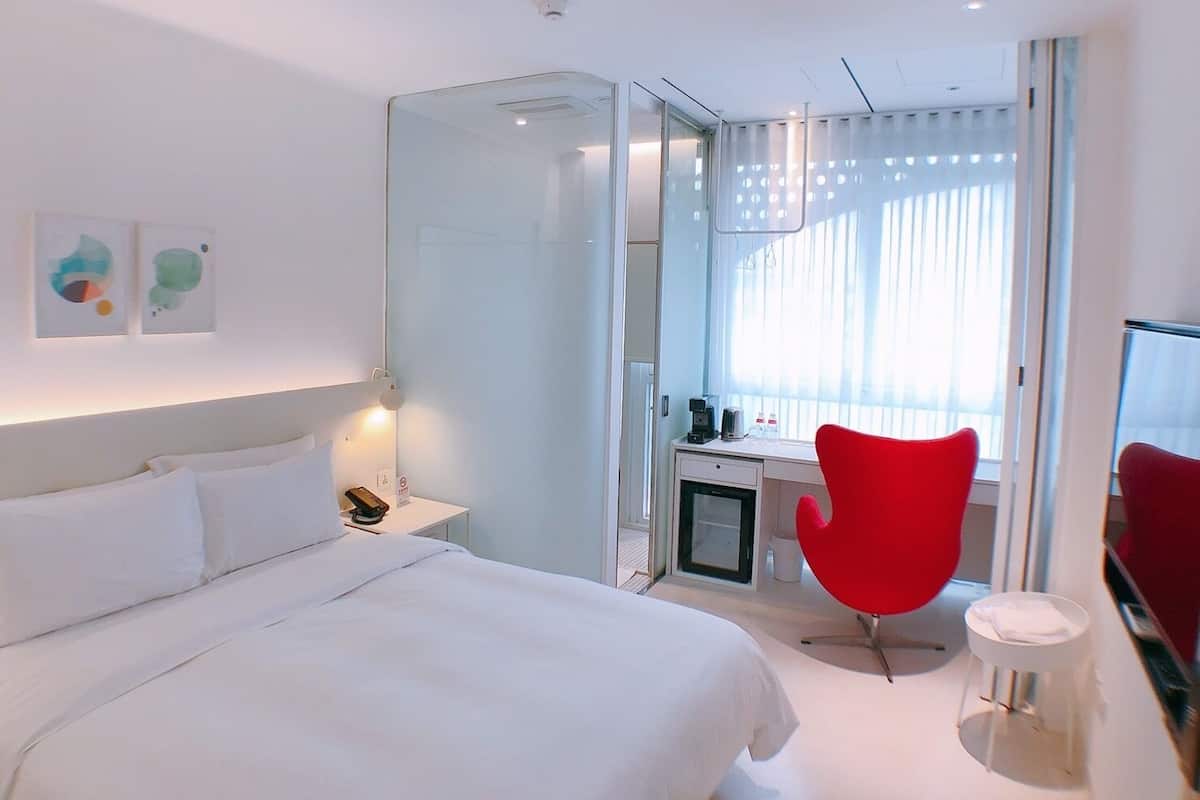 Habitación empresarial doble, 1 cama matrimonial | Artículos del minibar gratis y caja de seguridad en la habitación 