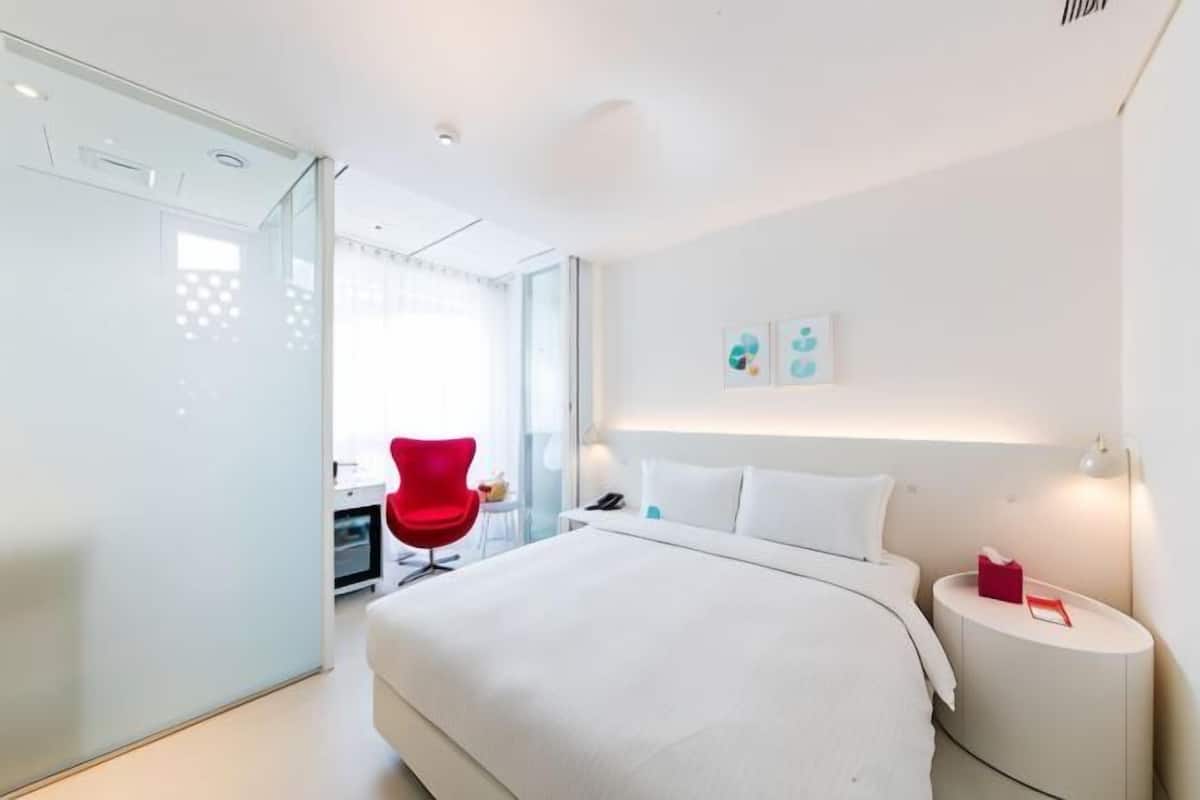Free minibar, in-room safe, blackout curtains, soundproofing