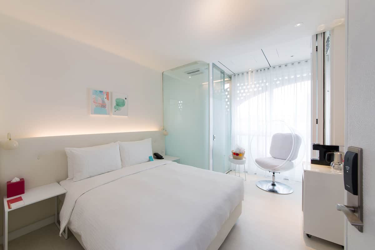 Habitación doble estándar, 1 cama matrimonial | Artículos del minibar gratis y caja de seguridad en la habitación 