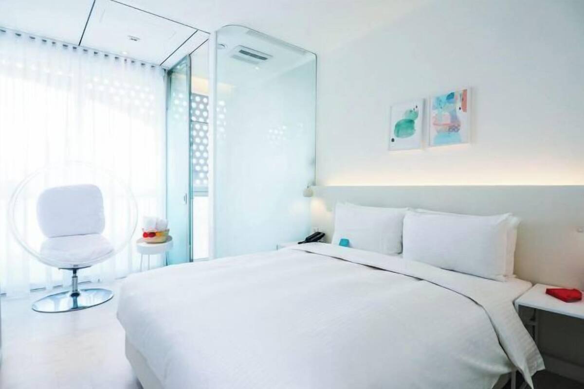 Artículos del minibar gratis y caja de seguridad en la habitación 