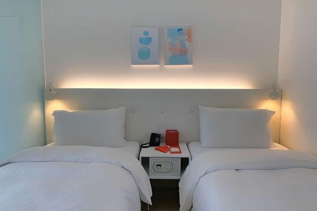 Artículos del minibar gratis y caja de seguridad en la habitación 