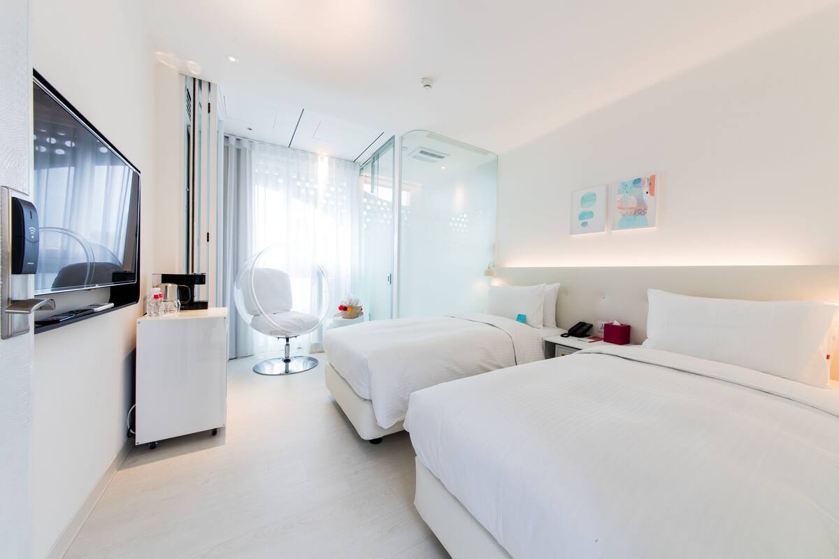 Habitación estándar con 2 camas individuales, 2 camas individuales | Artículos del minibar gratis y caja de seguridad en la habitación 