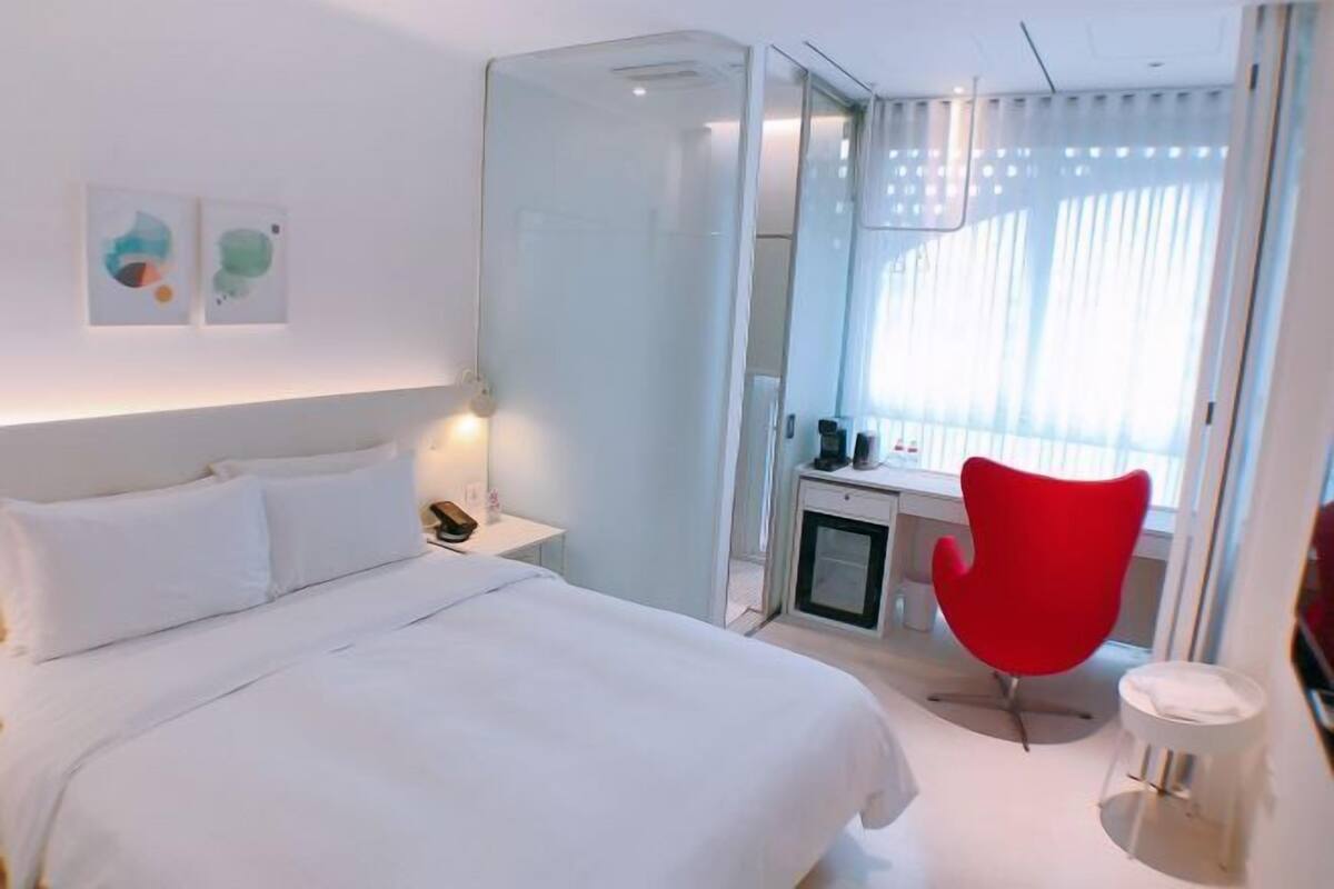 Artículos del minibar gratis y caja de seguridad en la habitación 