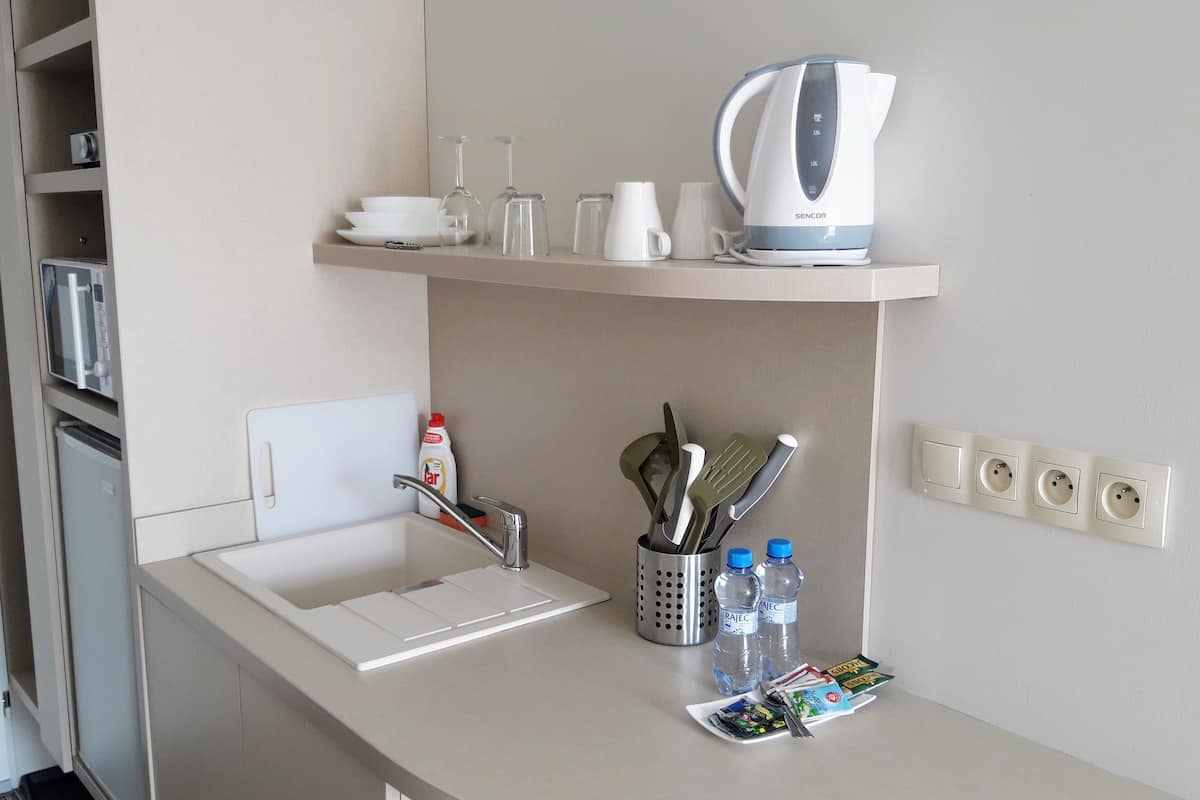 deluxe double or twin room, kitchenette | private kitchenette | fridge, microwave, stovetop, cookware/dishes/utensils