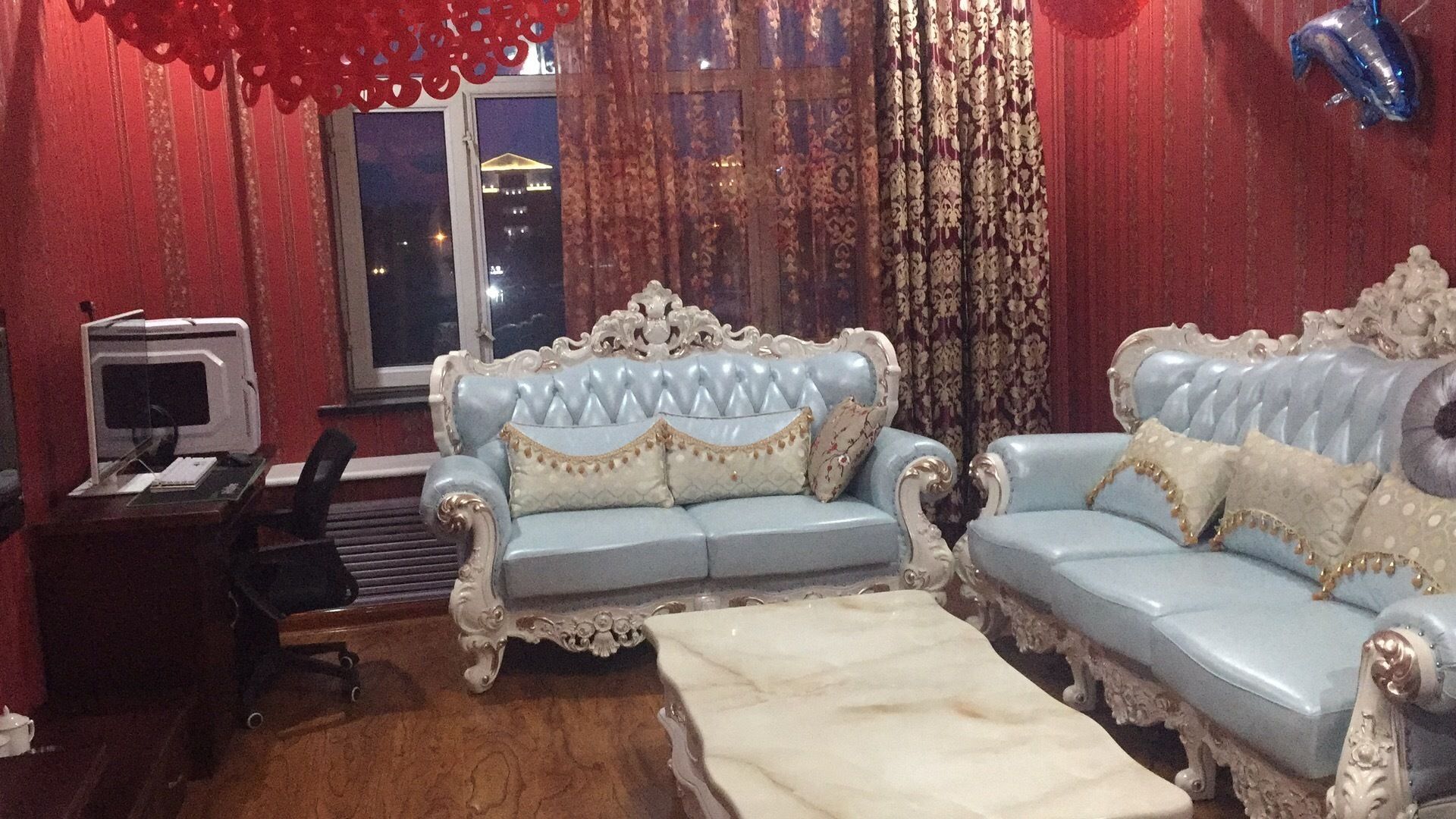 honeymoon suite | living area | flat-screen tv