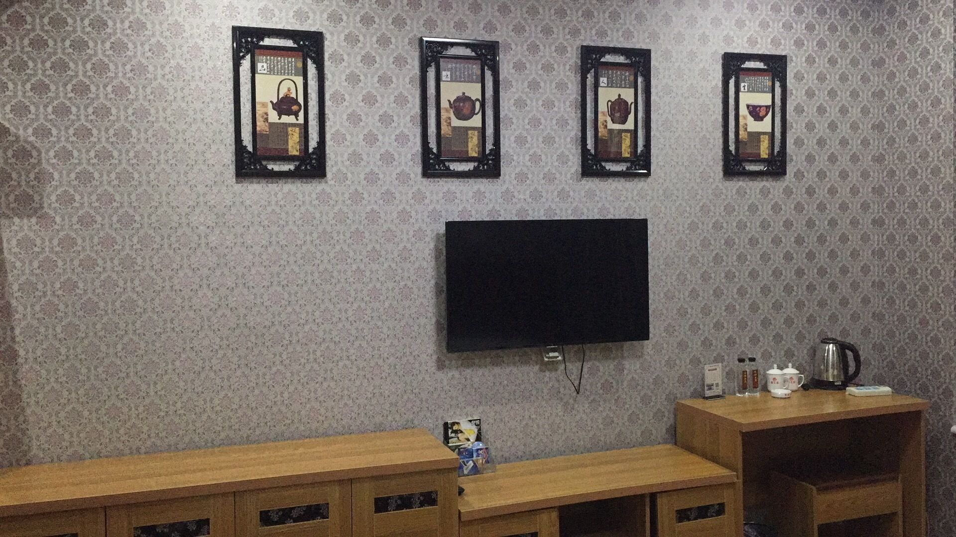 deluxe suite | living area | flat-screen tv