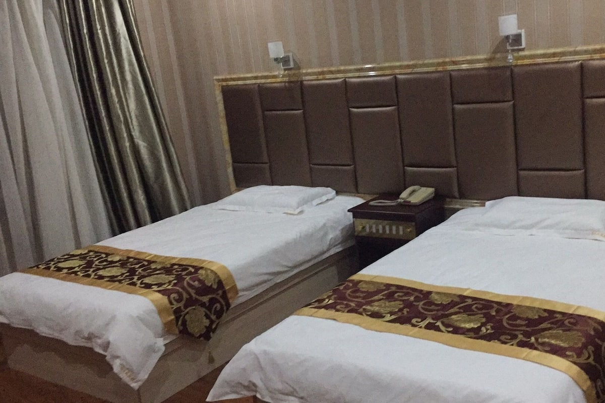 Deluxe-sviitti | 1 makuuhuone, ylelliset vuodevaatteet, tallelokero huoneessa, työpöytä