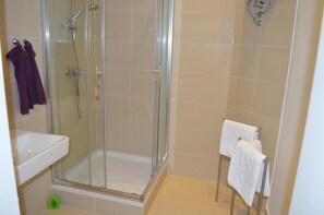 Shower, free toiletries, hair dryer, towels - Sweet Living Naschmarkt (Vienna)
