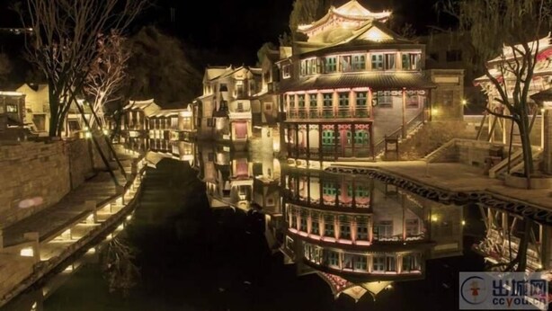 A traditional Chinese courtyard with a water canal, reflecting the buildings and trees. - Beijing Ju Man Yuan Triditional Hotel (Miyun)