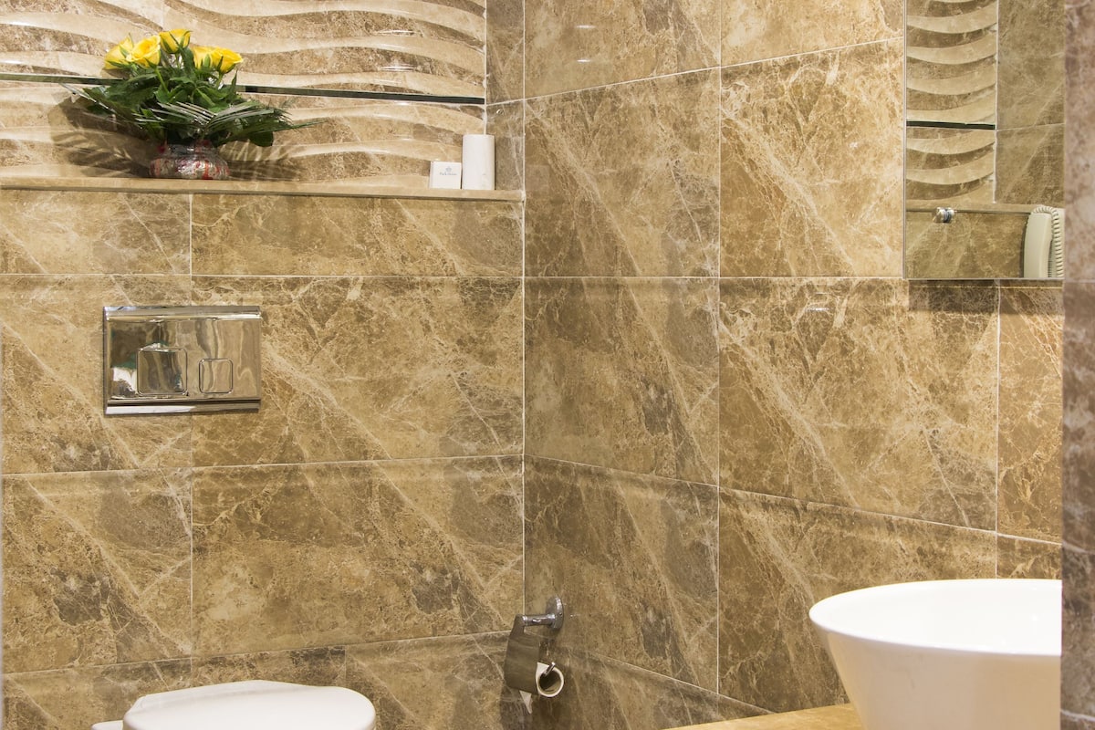 Shower, free toiletries