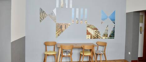 تناول الطعام داخل الغرفة