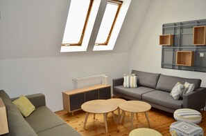 Tremannsrom – deluxe, 3 soverom, ikke-røyk, byutsikt | Oppholdsrom