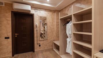 Iron/ironing board, bed sheets