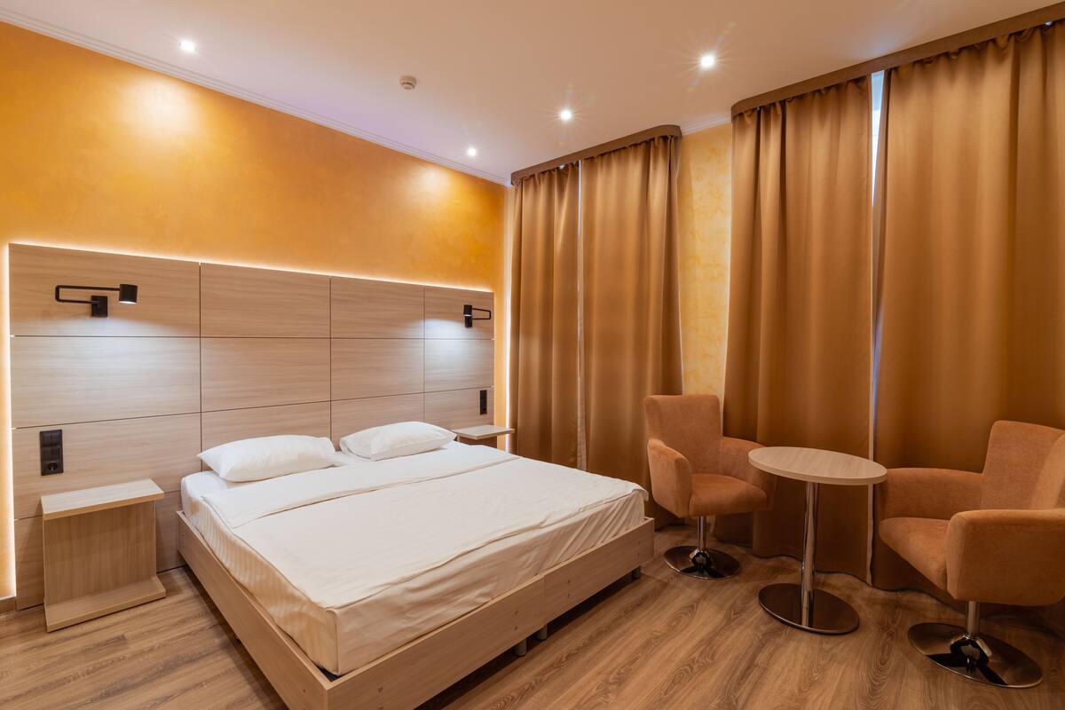 Kamar Double atau Twin Bisnis | Setrika/meja setrika dan seprai linen