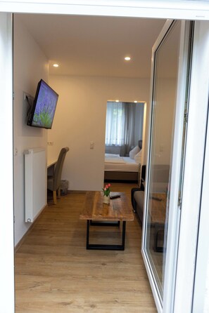 Habitación empresarial doble, 1 habitación, vista al parque, en el área del jardín | Caja de seguridad en la habitación, escritorio y insonorización