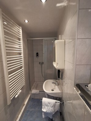 Business Double Room, 1 Bedroom, Park View, Garden Area | Bathroom | Shower, free toiletries, hair dryer, towels - Pension Wiesenau (Nidda)