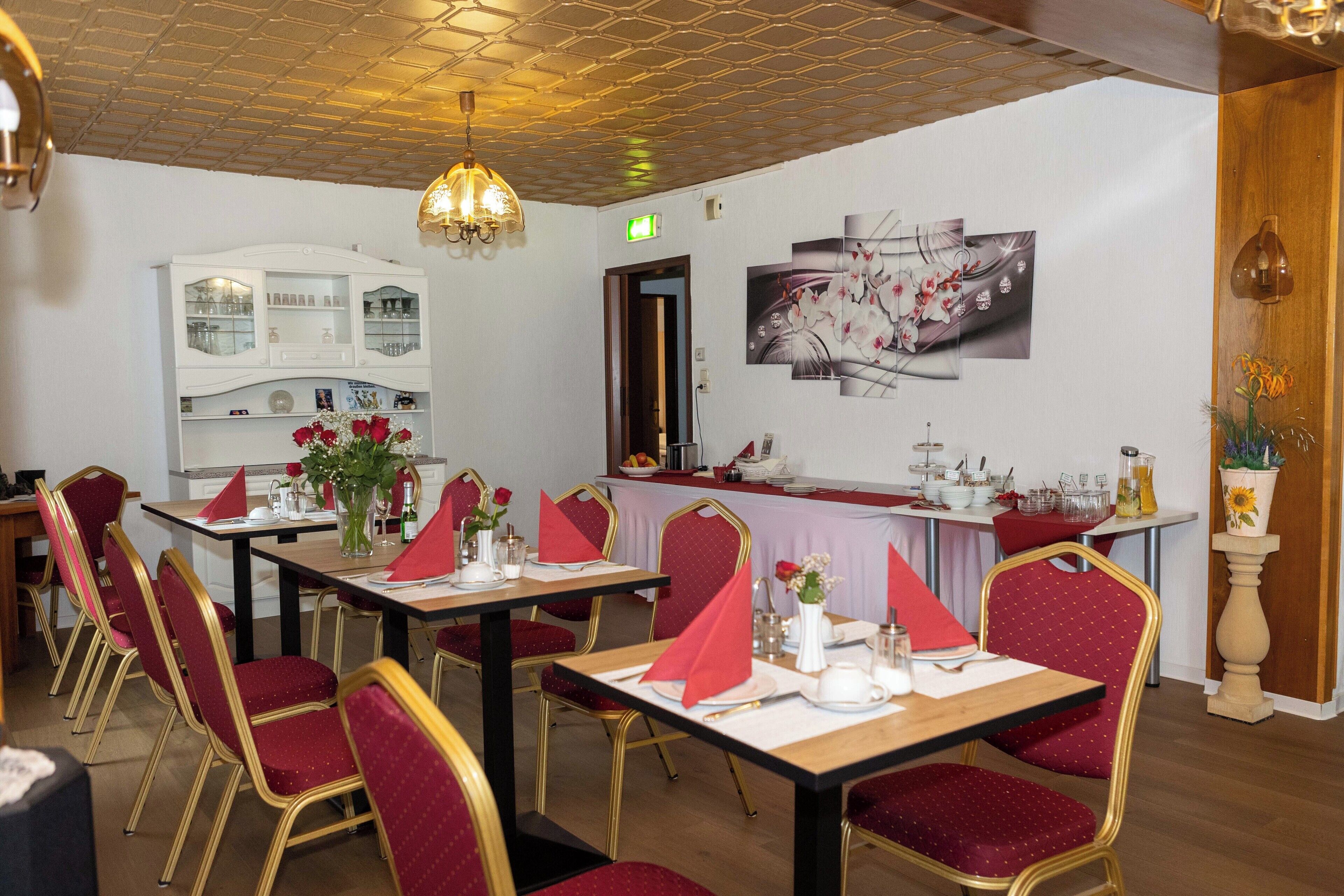 Tägliches Frühstücksbuffet (11.5 EUR pro Person)