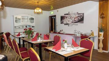 Tägliches Frühstücksbuffet (11.5 EUR pro Person)