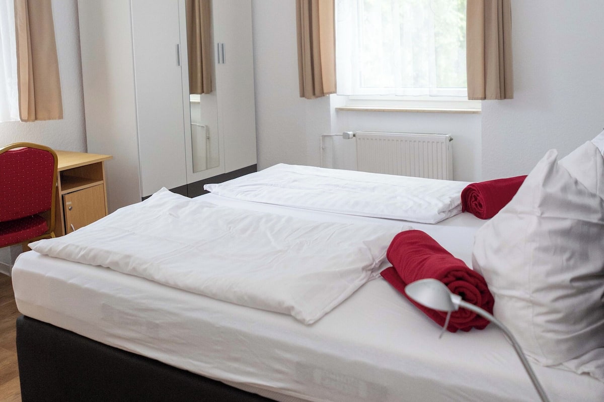 Quarto casal básico, 1 quarto, no canto | Cofres nos quartos, escrivaninha, quartos à prova de som