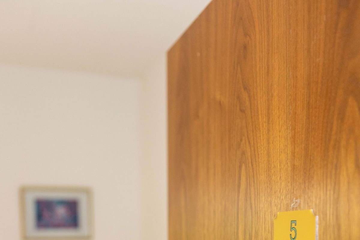 Cofres nos quartos, escrivaninha, quartos à prova de som