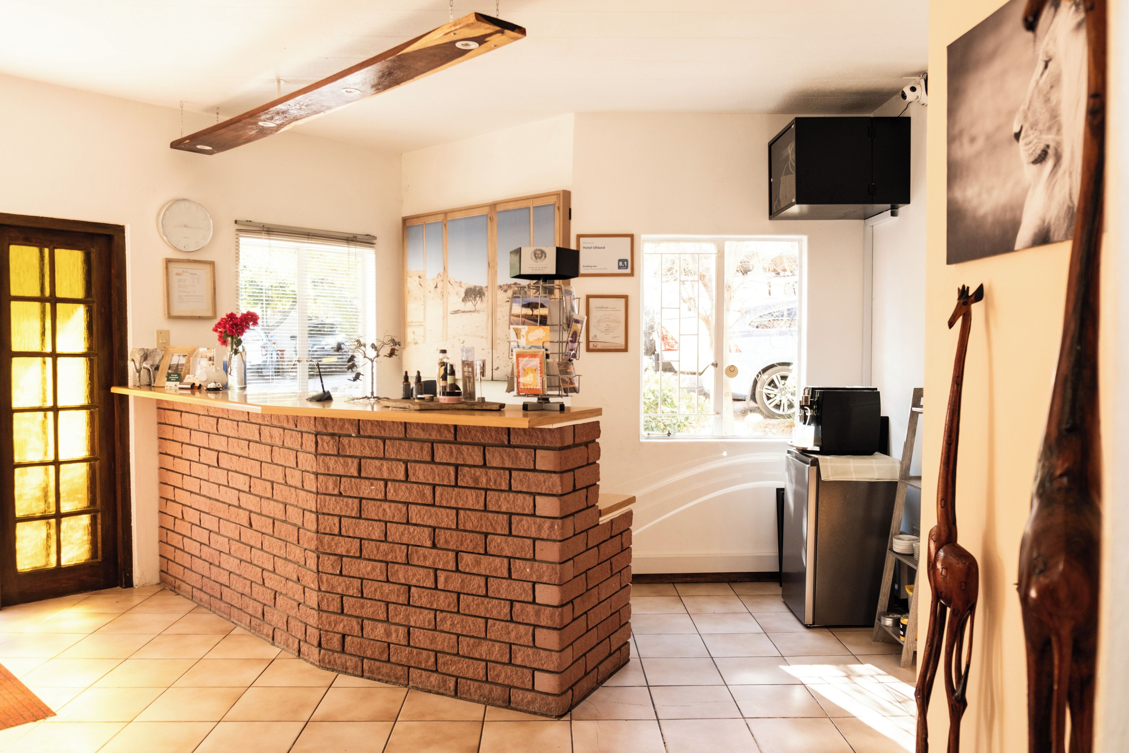 Una cucina con isola in mattoni, frigorifero e macchina da caffè.