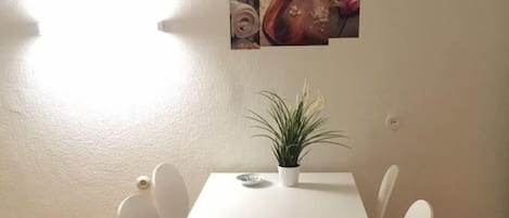 Economy Apartment, 2 Bedrooms, Non Smoking | In-room dining