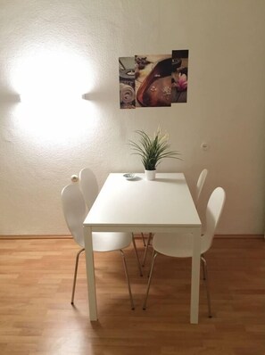 Economy Apartment, 2 Bedrooms, Non Smoking | In-room dining