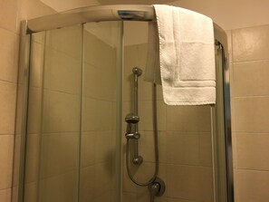 Bathroom shower - Hotel Positano (Rome)