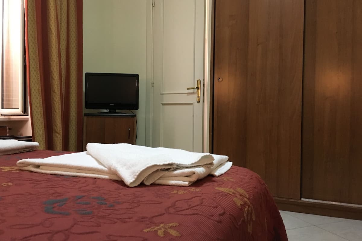 Ropa de cama de alta calidad y caja de seguridad en la habitación