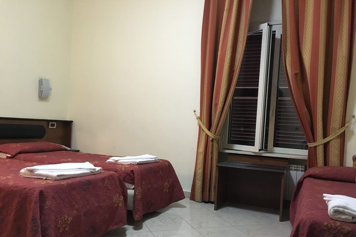Ropa de cama de alta calidad y caja de seguridad en la habitación