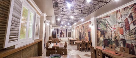 Aperto a colazione, pranzo e cena, cucina internazionale